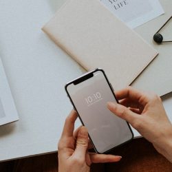 Businesswoman working on smartphone GESTIÓN RRSS